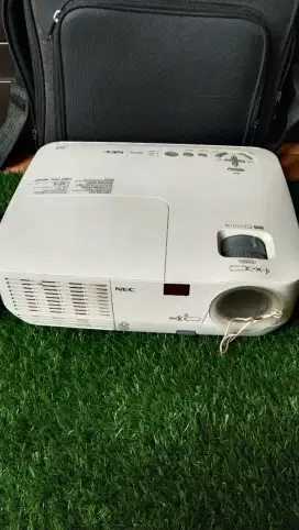 Proyektor nec np 110