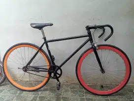 Fixie merk EG. Frame & terpedo kuat . Tt speda bisa jg