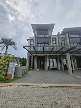 Dijual Rumah 3 Lantai Lokasi Super Strategis di Gading Serpong