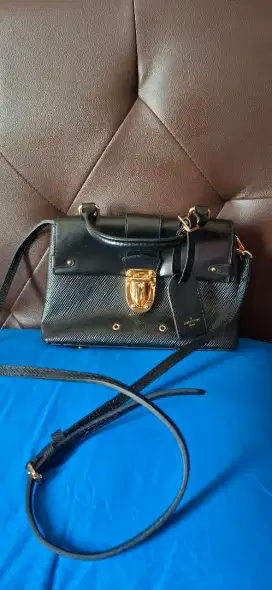 Preloved sling bag LV