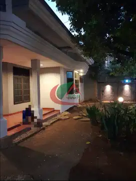 DIJUAL RUMAH BESAR STRATEGIS HOOK 2 LANTAI DI CIPAYUNG JAKARTA TIMUR ‎