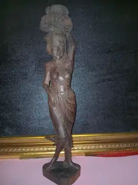 Patung kayu wanita Bali