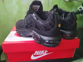 Jual Nike Air Max TN Black size 42 tapi pas di 41 edisi kekecilan