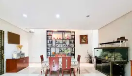 MINIMALIS MEWAH .Dijual Rumah 3 lantai di Permata Buana