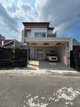RUMAH MEWAH LUX ISTIMEWA 2 LANTAI  DENGAN KOLAM RENANG DI JL. PALAGAN