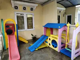 Mainan perosotan dan ayunan