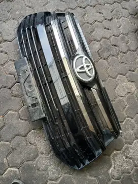 Grill Depan Innova Reborn Black Chrome Kondisi Bagus
