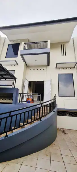 Rumah 3 Lantai 10x25m² di Meruya Utara Jakarta Barat, Bebas Banjir