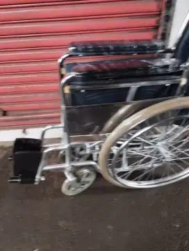 Kursi roda bekas siap pakai