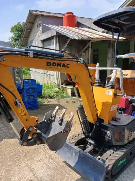 Mini exskapator merk BOMAC