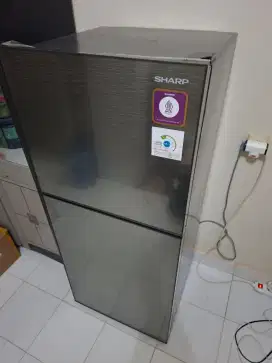 Jual kulkas 2pintu msh bergaransi pemakaian baru brp bln like new
