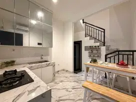 Hanya 10 menit ke pintu tol kebon jeruk! Rumah modern arata city home