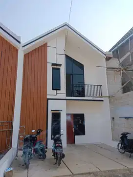 Istimewa rumah 2 lantai lokasi strategis