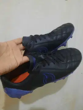 Sepatu bola Ortuseight ori