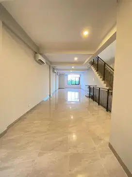 dijual ruko beverly pakuwon city depan hokky
