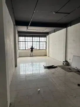 Disewakan ruko bagus tiga lantai dekat pasar ciputat