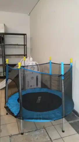 Trampoline merk Speeds warna biru