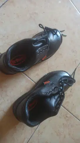 Sepatu safety merek dr.osha