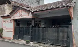 Hanya 5 menit kebinus syahdan! Rumah dekat taman komp dpr kebon jeruk