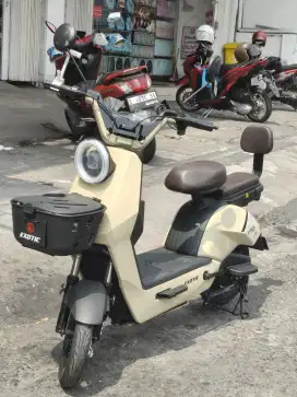 SEPEDA LISTRIK TERBARU DESAIN MEWAH , PROMO DISKON 500 RIBU