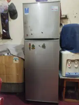 Kulkas 2 pintu Aqua jual cpt BU