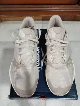 sepatu running rebbok energen tech plus warna cream dan putih