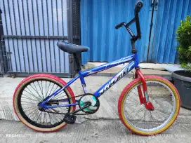 Sepeda BMX ukuran ban 20 in biru merah
