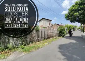 Tanah dekat matahari singosaren solo