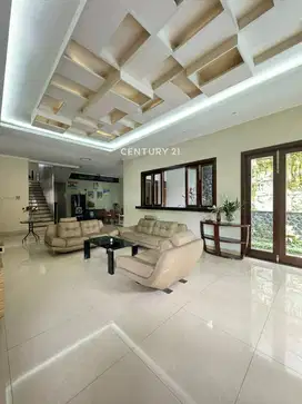 Rumah Hoek Dengan Kolam Renang Di Kebayoran Bintaro  5585