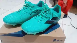 Jual sepatu bola merek mills ukuran 40