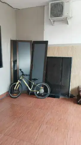 pintu swing alumnium