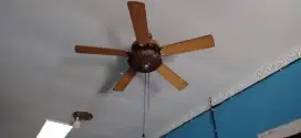 Kipas angin gantung dan lampu antik