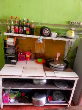 Di butuhkan waiter dan pengisian galon/pengrim galon