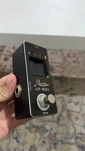 Peral tuner efek gitar rowin