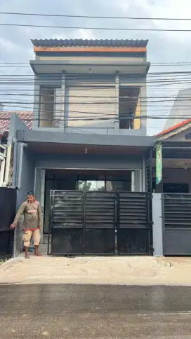 Disewakan Rumah 2 Lantai 2KT 40m² di jl.Caringin Rt 08 Rw 05 No.4