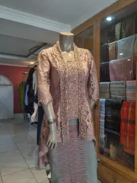 dicari tukang jahit halus dan host live yg biasa kerja di online shop
