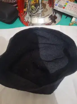 Topi warna hitam 
Buat ngaji dan sholat 
Limited edition 
Barang teraw