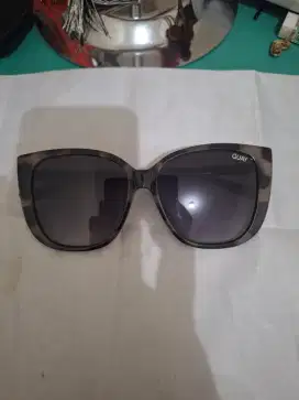 Kacamata branded 
Quay kacamata rayban 
Limited edition 
Barang terawa