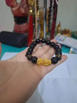 Gelang branded 
Pi xiu warna hitam 
Limited edition 
Barang terawat