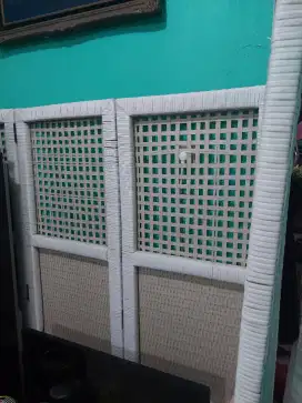 Partisi rumah warna putih