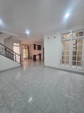 Rumah 3 lantai, Modernland, siap huni bisa kpr