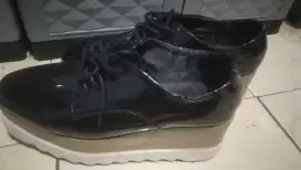 Sepatu wanita hak tinggi