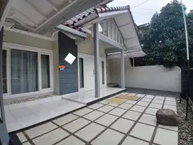 Disewakan rumah dengan kolam renang di komplek bona indah lebak bulus