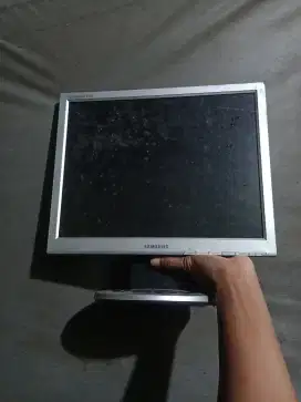 Di jual aja dari pada menyemak 5 buah monitor komputer mati