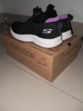 Sepatu sekolah anak merk skechers