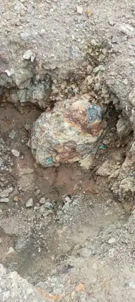 Batu dengan banyak kandungan logam