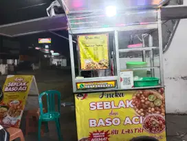Jaga stand makanan seblak