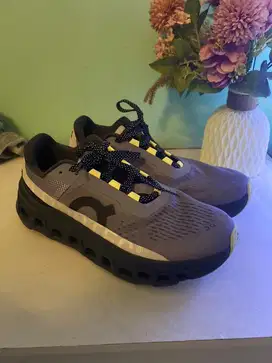 Sepatu On Cloud Monster No 42