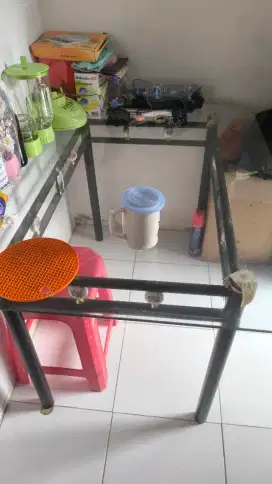 Meja makan kaca besar