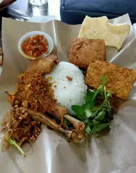 Di butuhkan waiters & kasir wanita untuk resto ayam penyet